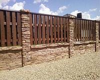 Двусторонний бетонный забор комбинированный с деревом